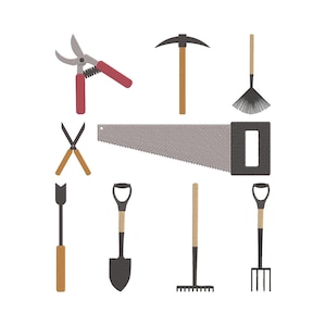 Pode incluir: Uma coleção de ferramentas de jardinagem, incluindo tesouras de poda, uma picareta, um ancinho, uma serra, uma colher de pedreiro, uma pá, uma enxada e um forcado. As ferramentas têm cabos de madeira e estão sobre um fundo branco.