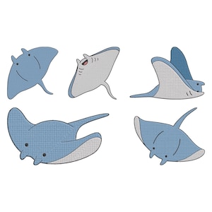 Puede incluir: Una colección de cinco ilustraciones de dibujos animados de mantarrayas en varias poses. Las mantarrayas son principalmente de color azul claro con partes inferiores blancas o gris claro. Cada una tiene una expresión y pose únicas, con detalles como ojos y boca.