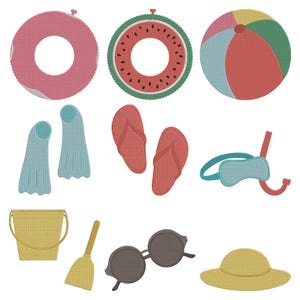 Könnte beinhalten: Eine Sammlung von Sommerartikeln: ein rosa Schwimmring, ein Ring im Wassermelonen-Design, ein Strandball, blaue Flossen, rote Flip-Flops, eine Schnorchelmaske, ein gelber Eimer, eine Schaufel, Sonnenbrille und ein Strohhut.