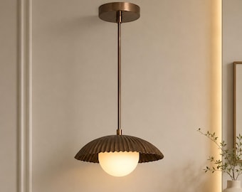 Luminaire suspendu en laiton : abat-jour festonné, globe dépoli, lustre moderne