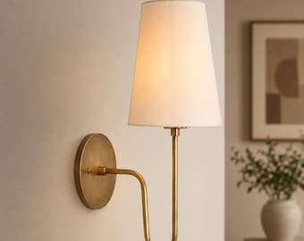 Applique faite main en laiton vieilli avec abat-jour en lin | Luminaire moderne milieu de siècle | Lampe de chevet de luxe