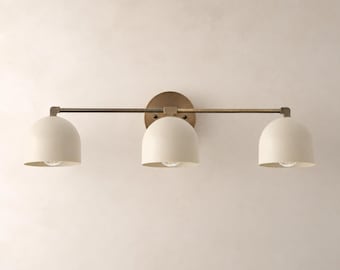 Luminaire pour meuble-lavabo Mid-Century en laiton | Applique murale à 3 ampoules | Nuances de crème de salle de bains vintage