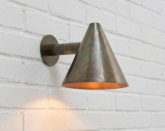 Applique murale moderne Mid-Century en laiton avec abat-jour conique pour vanité lumineuse faite main