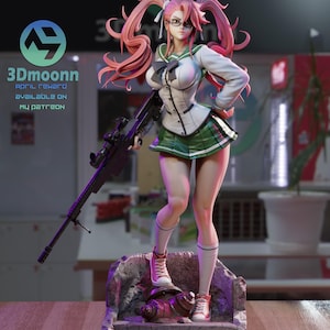 Peut inclure: Figurine détaillée d'un personnage féminin en uniforme scolaire, tenant un fusil de sniper. La figurine a des cheveux roses en couettes et porte des lunettes, une veste blanche et une jupe à carreaux verts. La base est une structure en pierre. Le texte à gauche indique "3Dmoonn".