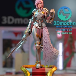 Peut inclure: Figurine détaillée d'un personnage aux cheveux roses, portant une armure argentée et tenant une épée et un bouclier. La figurine se dresse sur une plateforme dorée et rouge. Le texte "3Dmoonn" et "may reward available on my patreon" sont visibles.