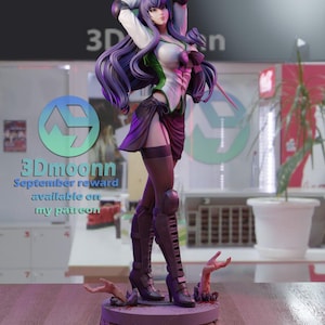 Peut inclure: Figurine détaillée d'un personnage d'anime féminin aux longs cheveux violets, vêtue d'une tenue blanche, verte et violette, tenant une épée. La figurine est sur une base circulaire avec une main qui en sort. Le texte "3Dmoon" est visible.