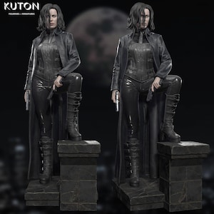 Puede incluir: Dos estatuas negras de una mujer con abrigo largo, corsé y botas, sosteniendo una pistola. Las estatuas están sobre un pedestal de piedra. El logotipo de KUTON está en la esquina superior izquierda. El fondo es oscuro con una luna llena.