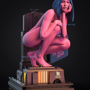 Puede incluir: Una escultura en tonos rosados de una persona con cabello azul, en cuclillas sobre una plataforma futurista. La plataforma tiene el texto "WALLACE" y "TO SEE HEAR". La escultura está sobre un fondo oscuro.