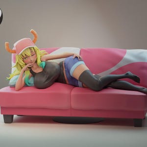 Puede incluir: Figura de un personaje de anime reclinado en un sofá rosa. El personaje tiene cabello rubio, una parte superior negra, pantalones cortos azules y medias altas negras. El sofá presenta un diseño blanco y azul.