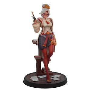 Peut inclure: Figurine détaillée d'une femme en tenue crème et rouge, tenant un stylo. Elle porte des lunettes et a les cheveux blancs. La figurine repose sur une base ronde avec des papiers et une petite table avec des livres.