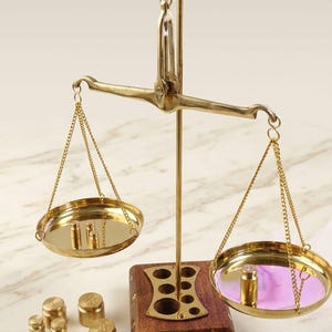 Handgjord vintage mässingsvåg – Premium apoteksvåg med träbas och kalibreringsvikter – Justice Office Decor