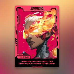 Puede incluir: Una tarjeta coleccionable con una ilustración estilizada de una persona con cabello blanco y llamas naranjas. La tarjeta tiene un borde rosa y negro con el texto "CHANDRA TORCH OF DEFIANCE" y "TYPE: EMBLEM". El texto es "WHENEVER YOU CAST A SPELL, THIS EMBLEM DEALS 5 DAMAGE TO ANY TARGET."