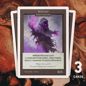 Könnte beinhalten: Drei Sammelkarten mit einem Zauberer in einem dunklen Umhang mit lila Energie. Die Karten haben einen weißen Rand und den Text "WIZARD TOKEN CREATURE" oben. Der Text "3 CARDS" befindet sich ebenfalls unten rechts.