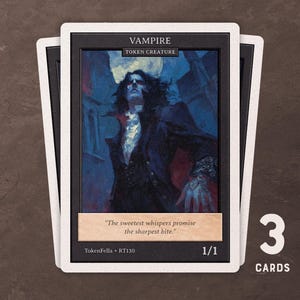 Pode incluir: Três cartas de criatura token Vampiro. Cada carta apresenta um vampiro de cabelo escuro em um casaco preto com forro vermelho, em um fundo azul e vermelho. As cartas têm uma borda preta e texto branco. O texto diz: "Os sussurros mais doces prometem a mordida mais afiada."