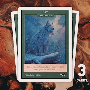 Può includere: Tre carte collezionabili con un'illustrazione di una lince in un paesaggio innevato. Le carte hanno un bordo verde e un testo bianco che dice "CAT TOKEN CREATURE". La carta include anche il testo: "Silent paws, sharper claws—never mistake their grace for weakness." e "2/2".