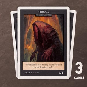 Pode incluir: Três cartas colecionáveis de fantasia com uma figura encapuzada em um fundo escuro. As cartas têm uma borda preta e bordas brancas. O texto na carta diz "THRULL TOKEN CREATURE" e "Born to serve, bred to obey, created without the burden of free will."