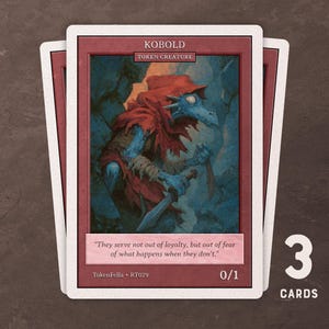 Puede incluir: Tres cartas coleccionables de fantasía con un Kobold azul con una capa roja y una daga. Las cartas tienen un borde rojo y bordes blancos. El texto incluye "KOBOLD", "TOKEN CREATURE" y una cita. El número "3" y la palabra "CARDS" también son visibles.