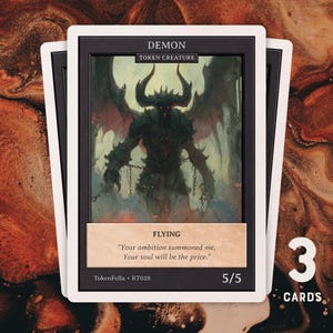 Könnte beinhalten: Drei Sammelkarten mit einem gehörnten und geflügelten Dämon. Die Karten haben einen schwarzen Rand und einen weißen Hintergrund. Der Text auf der Karte lautet "DEMON", "TOKEN CREATURE" und "FLYING". Die Karte enthält auch das Zitat "Your ambition summoned me. Your soul will be the price."