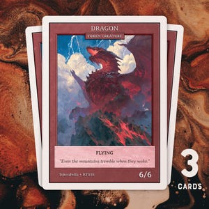 Op de afbeelding: Drie ruilkaarten met een illustratie van een rode draak tegen een berglandschap. De kaarten hebben een witte rand en bevatten de tekst "DRAGON", "TOKEN CREATURE" en "FLYING". De kaarten hebben ook de tekst "Even the mountains tremble when they wake." en "6/6".