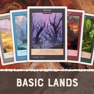 Peut inclure: Cinq cartes à collectionner avec des illustrations de paysages. Les cartes ont des bordures blanches et sont étiquetées avec le texte "SWAMP", "IS", "AIN" et "ST". Le bas de l'image indique "BASIC LANDS".