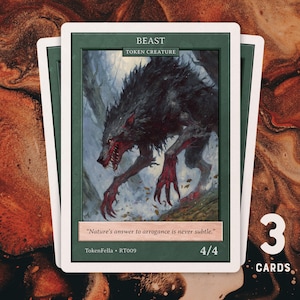 Op de afbeelding: Drie ruilkaarten met een beestillustratie. De kaarten hebben een groene rand en witte randen. Tekst op de kaarten is onder meer "BEAST", "TOKEN CREATURE" en een citaat. De kracht van de kaart is 4/4. De kaarten zijn gelabeld met "3 KAARTEN".
