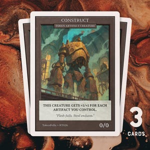 Puede incluir: Tres cartas de Criatura de artefacto de ficha de construcción. Las cartas presentan una figura mecánica dorada grande en una ilustración detallada. El texto dice "Esta criatura obtiene +1/+1 por cada artefacto que controlas" y "La carne falla. El acero perdura."