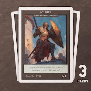 Könnte beinhalten: Drei Sammelkarten mit einem Krieger in goldener Rüstung mit Schwert und Schild. Die Karte trägt die Bezeichnung "SOLDIER" und enthält den Text "They march where others fear to tread, stand where others dare not go." Die Karten sind auf einer strukturierten braunen Oberfläche gestapelt.