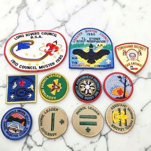 Lote de 11 distintivos bordados vintage dos Escoteiros da América (BSA), Conselho de Derby, liderança, década de 1990.