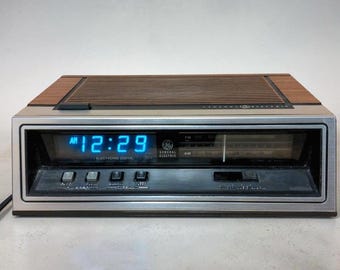 Radio-réveil numérique GE vintage années 80, référence 74651B, LED bleue, finition bois noyer, en état de marche.