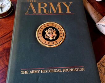 Libro de tapa dura con medallón de la edición Beaux Arts de la Fundación Histórica del Ejército, 2001.