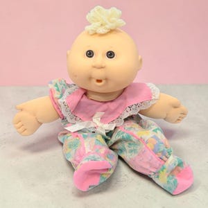 Poupée Cabbage Patch Kids Hasbro 1ère édition, blonde, combinaison florale à touffes, 1990