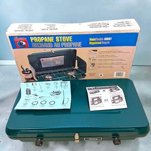 Vintage Century 456001 Propangas-Campingkocher, 2-flammig, reguliert, grüne Verpackung, hergestellt in den USA (1998).
