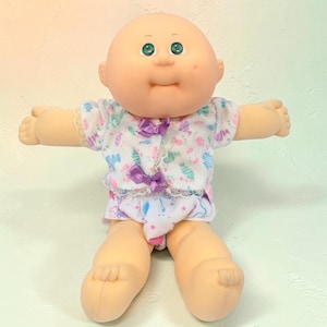 Poupée Cabbage Patch Kids prématurée vintage, crâne rasé, yeux verts, tenue Hasbro, couche, 1984