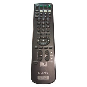 Pode incluir: Um controle remoto preto da Sony para receptor de satélite com vários botões, incluindo números, volume, canal e opções de menu. O controle remoto tem o logotipo da Directv e o texto "Satellite Receiver."