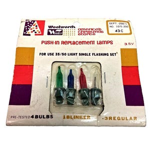 Peut inclure: Ancien paquet d'ampoules de Noël de remplacement à enfoncer Woolworth. L'emballage contient quatre ampoules : verte, bleue, rouge et transparente. L'emballage porte les logos Woolworth et Woolco, et le texte "American Christmas Stores".