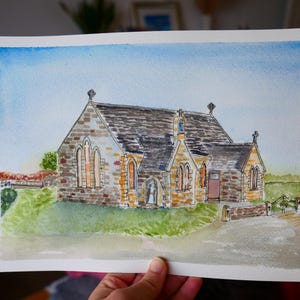 Peut inclure: Aquarelle d'une église en pierre avec un toit en ardoise grise, des fenêtres cintrées et un petit clocher. L'église se dresse sur un ciel bleu et un paysage verdoyant. L'œuvre est sur papier blanc.