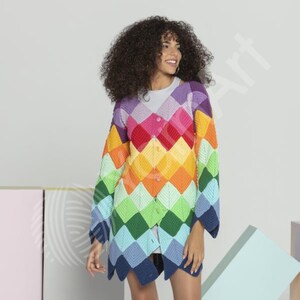 Pode incluir: Um cardig&atilde; de manga comprida com decote em V, apresentando um padr&atilde;o de losangos multicolorido e vibrante em tons de roxo, rosa, vermelho, laranja, amarelo, verde e azul. A pe&ccedil;a &eacute; feita de quadrados de croch&ecirc; e possui fecho de bot&otilde;es.