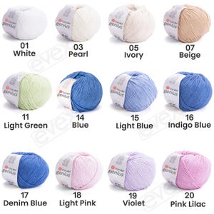 Pode incluir: Doze novelos de fio YarnArt Genius dispostos numa grelha, cada um com uma etiqueta de papel. As cores incluem branco, p&eacute;rola, marfim, bege, verde claro, azul, azul claro, azul &iacute;ndigo, azul ganga, rosa claro, violeta e lil&aacute;s rosado numerados.