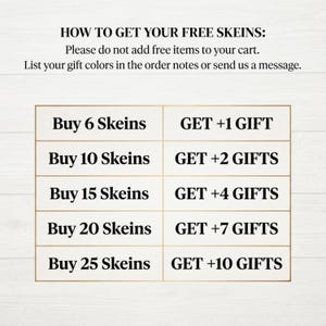 Pode incluir: Uma tabela informativa branca com texto preto detalhando uma promo&ccedil;&atilde;o para novelos de fio. O texto diz: HOW TO GET YOUR FREE SKEINS: Please do not add free items to your cart. List your gift colors in the order notes or send us a message.