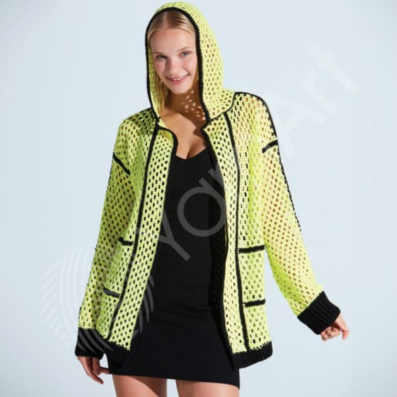 Pode incluir: Um cardig&atilde; com capuz amarelo n&eacute;on apresentando um padr&atilde;o de croch&ecirc; aberto com acabamento preto ao longo das bordas, punhos e abertura frontal. A pe&ccedil;a &eacute; usada sobre um vestido preto canelado, exibindo um design de manga comprida com capuz.
