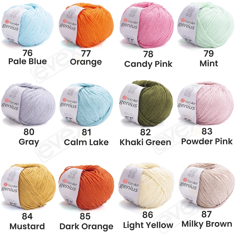 Pode incluir: Doze novelos de fio YarnArt Genius em v&aacute;rias cores, cada um com uma etiqueta de papel branca. As cores incluem azul p&aacute;lido, laranja, rosa doce, menta, cinza, lago calmo, verde c&aacute;qui, rosa p&oacute;, mostarda, laranja escuro, amarelo claro e castanho leitoso.