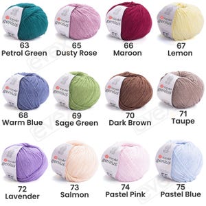 Pode incluir: Doze novelos de fio YamArt Genius em v&aacute;rias cores, incluindo verde petr&oacute;leo, rosa antigo, bord&ocirc;, lim&atilde;o, azul quente, verde s&aacute;lvia, castanho escuro, taupe, lavanda, salm&atilde;o, rosa pastel e azul pastel, cada um com uma etiqueta branca.