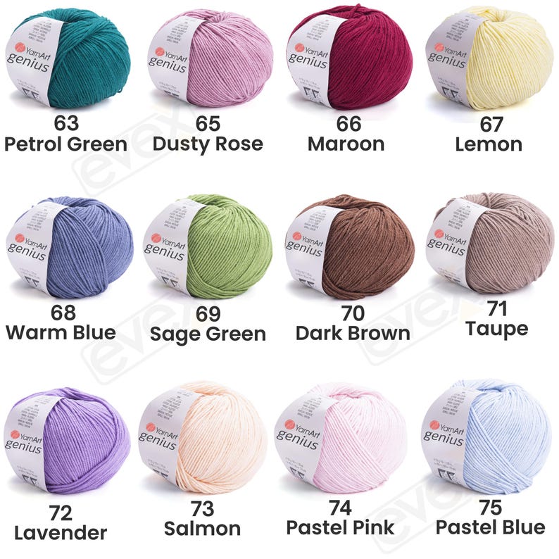 Pode incluir: Doze novelos de fio YamArt Genius em v&aacute;rias cores, incluindo verde petr&oacute;leo, rosa antigo, bord&ocirc;, lim&atilde;o, azul quente, verde s&aacute;lvia, castanho escuro, taupe, lavanda, salm&atilde;o, rosa pastel e azul pastel, cada um com uma etiqueta branca.