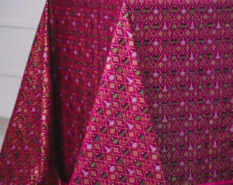 Nappe fuchsia avec ornements dorés et franges