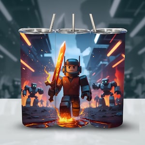 Puede incluir: Un vaso de acero inoxidable con una ilustración digital de un personaje en bloques sosteniendo una espada en llamas, ambientado en un paisaje urbano en llamas con figuras de robots. El diseño está impreso en un termo cilíndrico aislado.