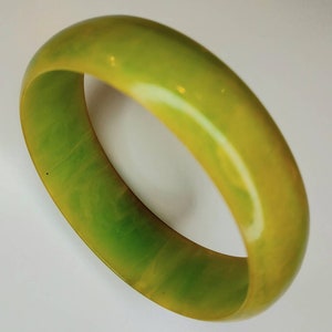 Vintage Bakelite Oval Sour Green Apple Marbled Bangle Bracelet