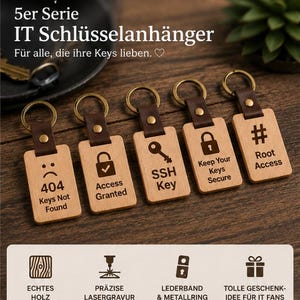Könnte beinhalten: Ein Set aus fünf rechteckigen Holzschlüsselanhängern mit dunkelbraunen Lederbändern und messingfarbenen Metallringen. Jeder Anhänger zeigt eine individuelle Lasergravur zum Thema IT: 404 Keys Not Found, Access Granted, SSH Key, Keep Your Keys Secure und Root Access.