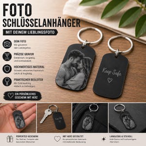 Könnte beinhalten: Zwei Schlüsselanhänger in Form von Erkennungsmarken aus schwarz eloxiertem Aluminium mit silbernen Metallringen. Ein Anhänger zeigt ein lasergraviertes Foto eines Paares, der andere trägt den Schriftzug "Keep Safe" und ein Herzsymbol.
