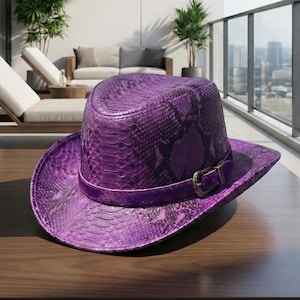 Fioletowy kapelusz ze skóry pytona – egzotyczny wzór skóry węża dla mężczyzn i kobiet