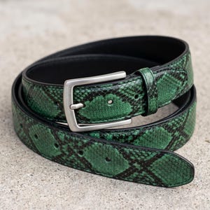 Groene slangenriem van reliëf rundleer, unisex modeaccessoire, cadeau voor hem